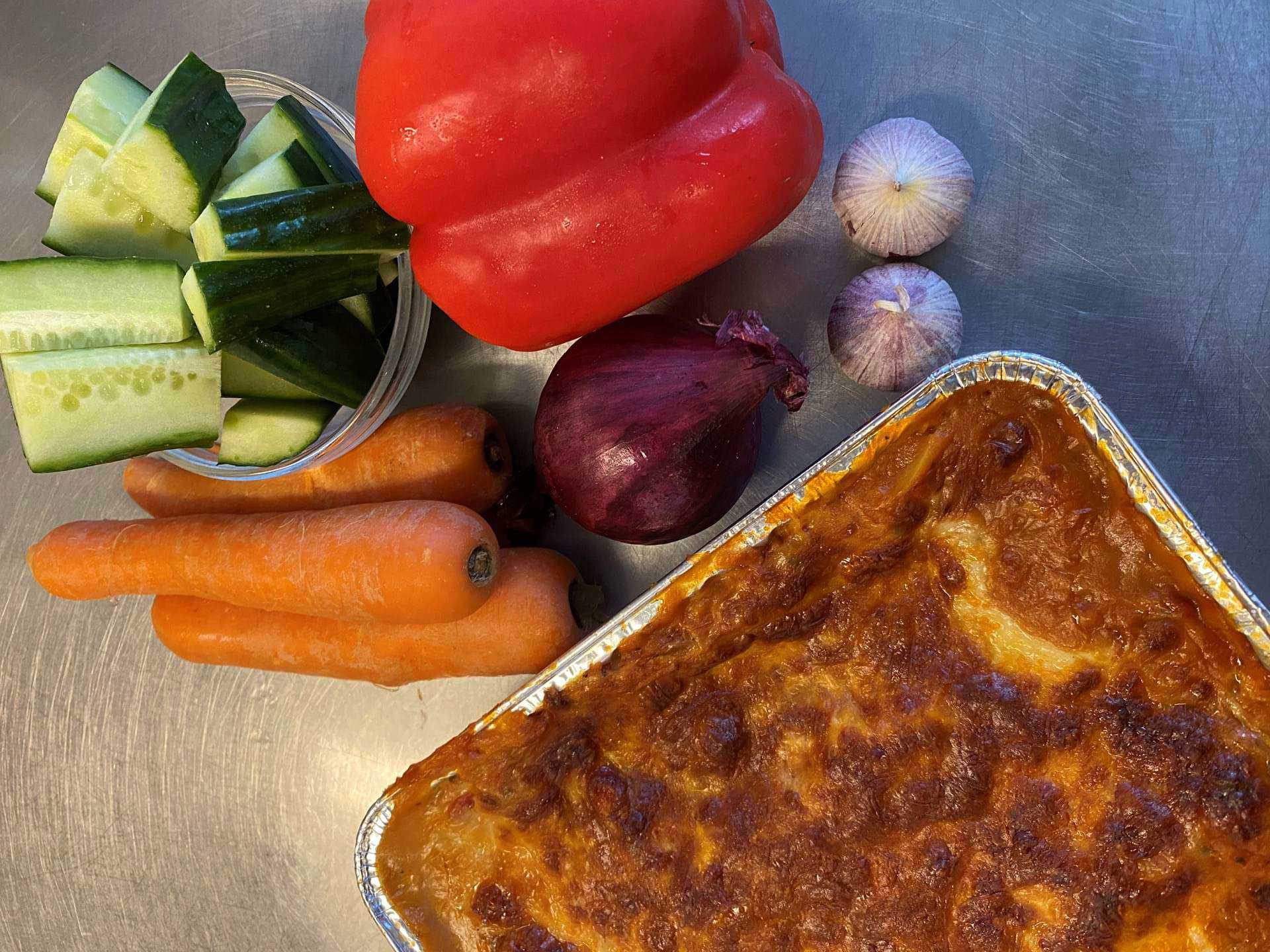 Lasagne med grønsager som gulerøder, løg og rød peber