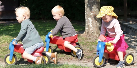 Hvem kommer først? Det er sjovt at køre på scooter sammen med vennerne.