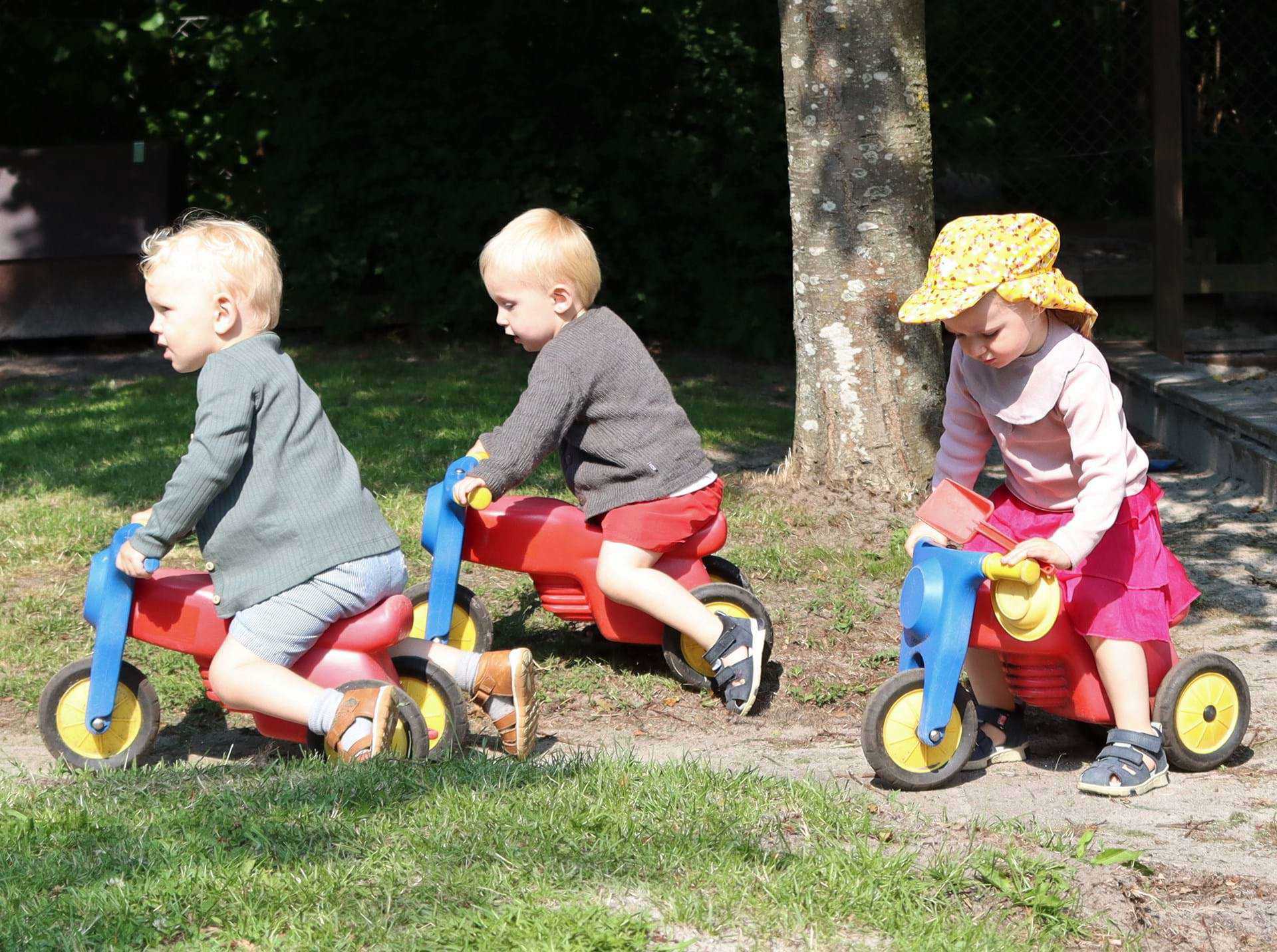 Hvem kommer først? Det er sjovt at køre på scooter sammen med vennerne.