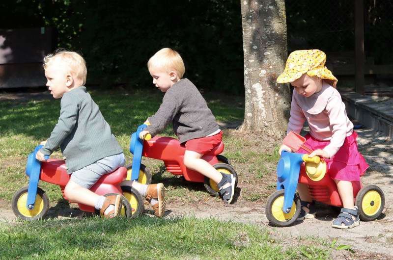 Hvem kommer først? Det er sjovt at køre på scooter sammen med vennerne.