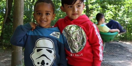 Venskaber er en vigtig del af barndommen - så glæder man sig til at komme hen i børnehaven.