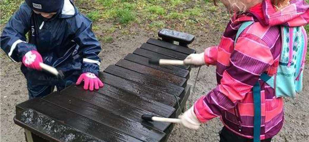 Musik skal der til - her har to børn fundet en xylofon på tur i universitetsparken