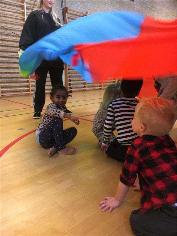 Vi låner gymnastiksalen på Frydenlundskolen, så vi har meget plads at bevæge os på