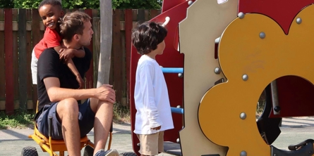 Midt på legepladsen er legetårnet, som er sjovt at klatre i