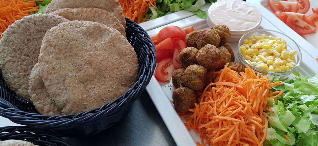 Pita med falafel og grønsager